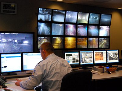 Operator in de EBN meldkamer met camerabeelden