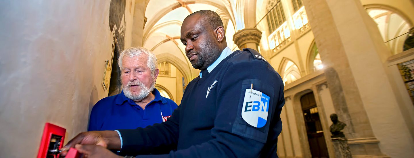 EBN beveiliger geeft uitleg bij intercominstallatie